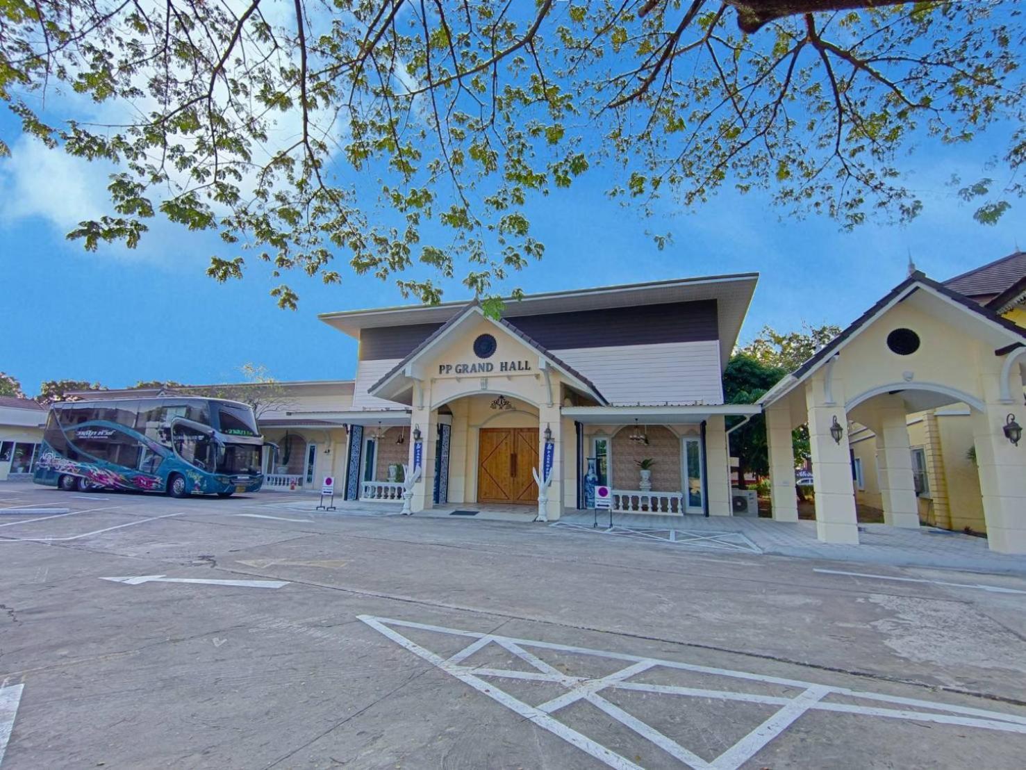 公园泳池度假酒店 廊开 外观 照片
